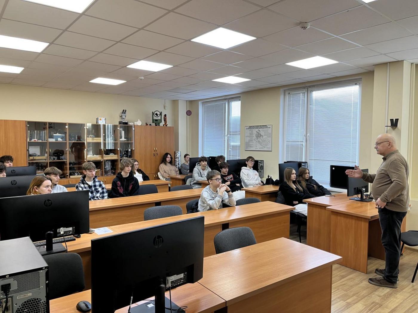 Встреча с членом-корреспондентом НАН, лекция о лазерах и знакомство с факультетом. Инженерные классы из Барановичей посетили ПСФ